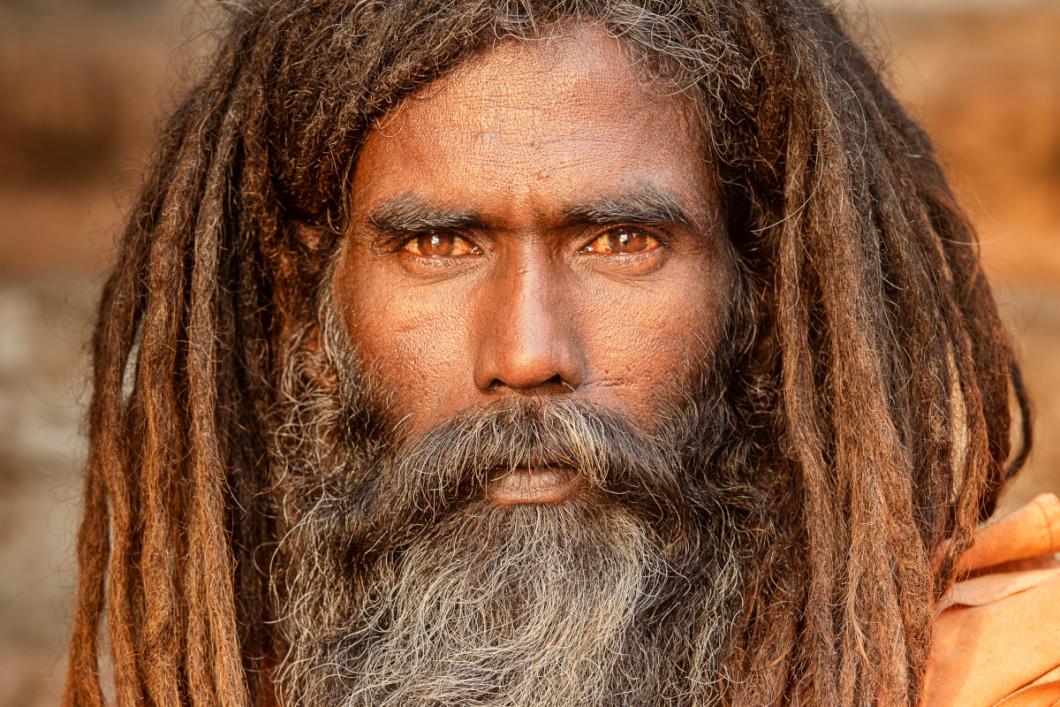 Portret hindujskega sadhuja v Varanasiju v Indiji.